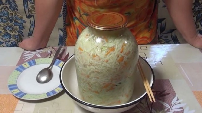 Wir bereiten Sauerkraut unter einem Eisendeckel nach den besten Rezepten zu