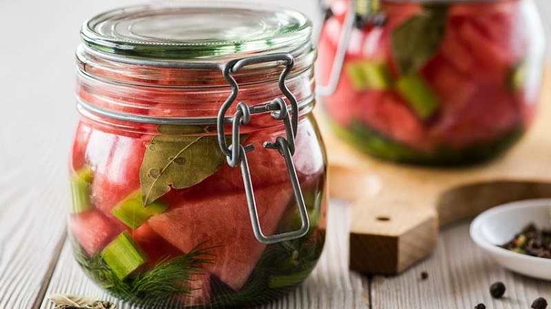 So bereiten Sie Wassermelonen in Gläsern köstlich für den Winter zu: Rezepte mit Fotos und Schritt-für-Schritt-Anleitungen