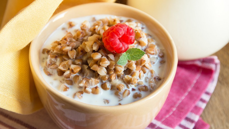 Kaloriengehalt und BZHU von gekochtem Buchweizen mit Milch