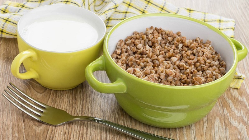 Kaloriengehalt und BZHU von gekochtem Buchweizen mit Milch