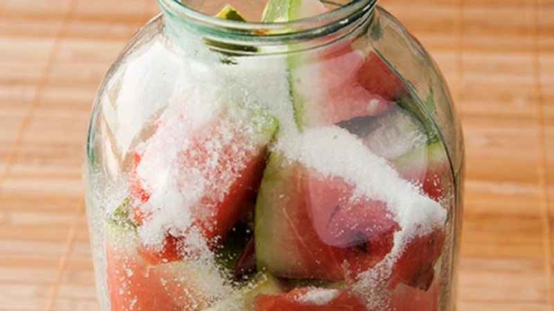 Wie einfach und lecker es ist, eingelegte Wassermelonen für den Winter in Gläsern ohne Sterilisation zuzubereiten