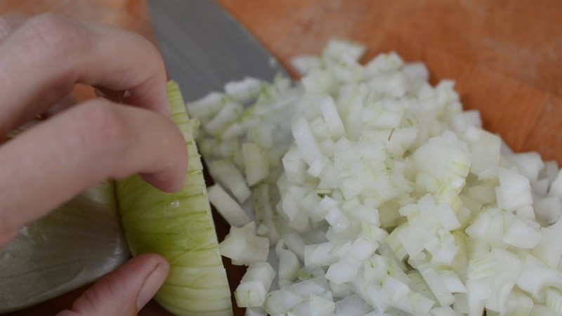 Wie man Zwiebeln richtig in Würfel, Ringe und Streifen schneidet