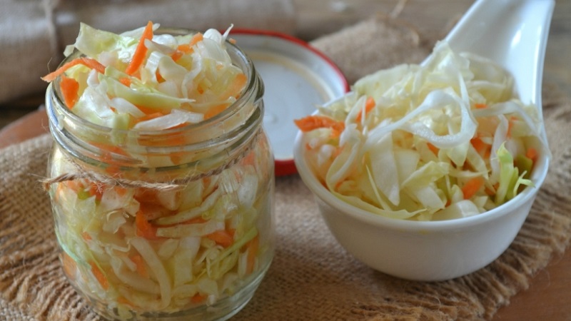 Einfache und leckere Rezepte zur Herstellung von Sauerkraut mit Essig