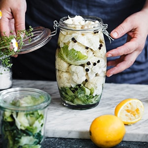 Rezepte für köstlichen knusprig eingelegten Blumenkohl für den Winter