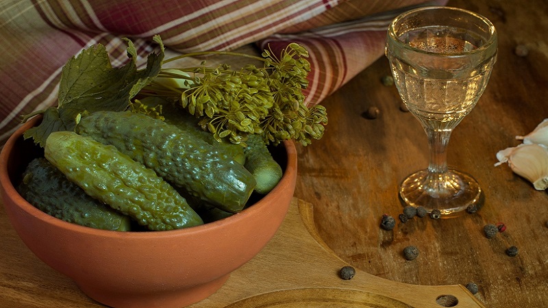 Rezept für einen köstlichen Wintersnack: knusprig eingelegte Gurken mit Wodka