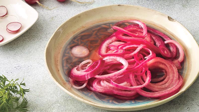 Wie man köstliche eingelegte Zwiebeln in halben Ringen für den Winter kocht