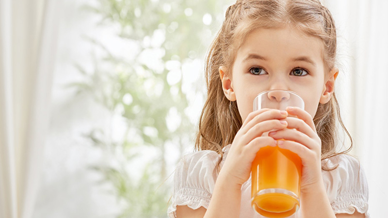 Kann ich Orangensaft auf nüchternen Magen trinken: die Vor- und Nachteile von frisch gepressten Zitrusfrüchten