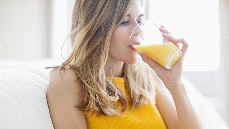 Kann ich Orangensaft auf nüchternen Magen trinken: die Vor- und Nachteile von frisch gepressten Zitrusfrüchten