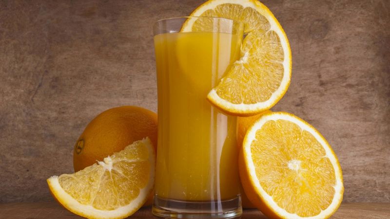 Kann ich Orangensaft auf nüchternen Magen trinken: die Vor- und Nachteile von frisch gepressten Zitrusfrüchten