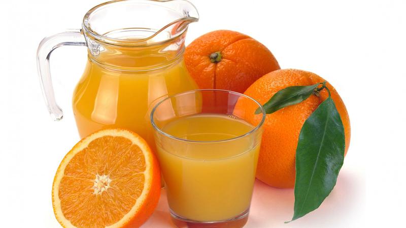 Kann ich Orangensaft auf nüchternen Magen trinken: die Vor- und Nachteile von frisch gepressten Zitrusfrüchten