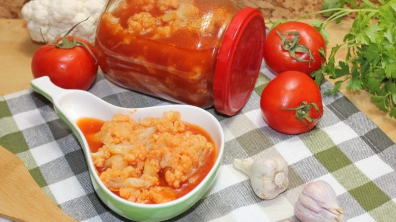 Wie man Blumenkohl in Tomatensaft für den Winter zubereitet: Rezepte