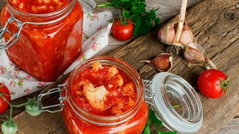 Wie man Blumenkohl in Tomatensaft für den Winter zubereitet: Rezepte