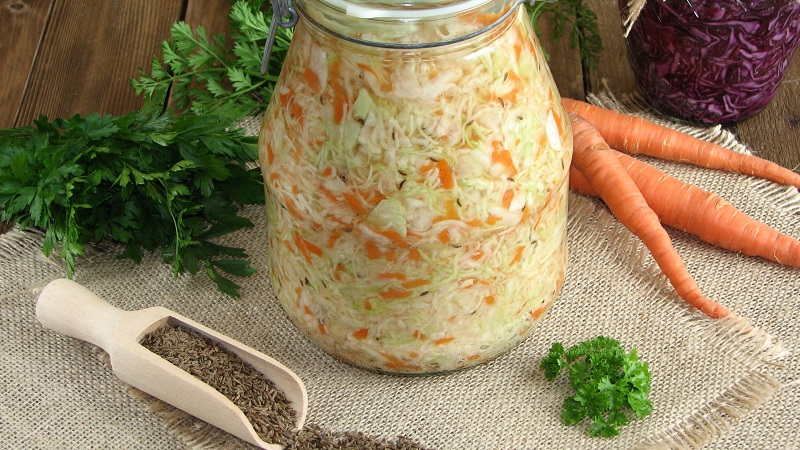 Wie man schnell Kohl mit Knoblauch in heißer Salzlösung kocht