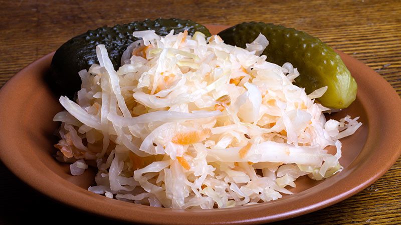 Wie man schnell Kohl mit Knoblauch in heißer Salzlösung kocht