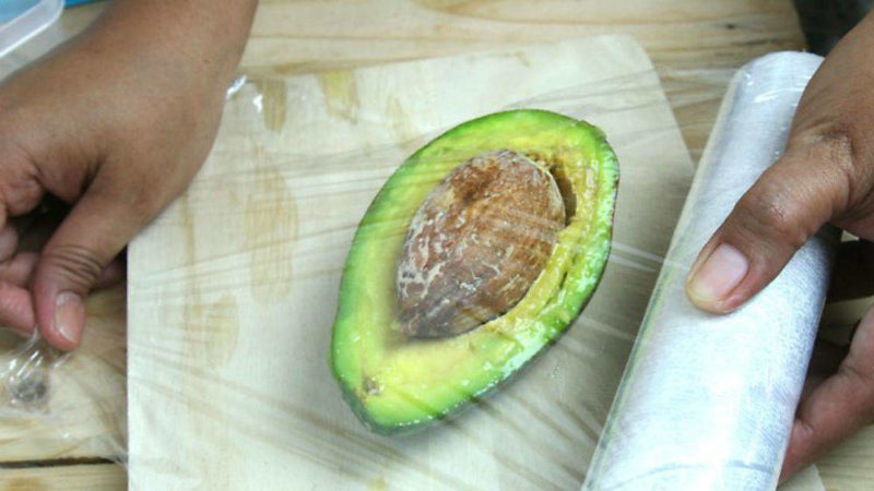 So lagern Sie eine geschnittene Avocado richtig