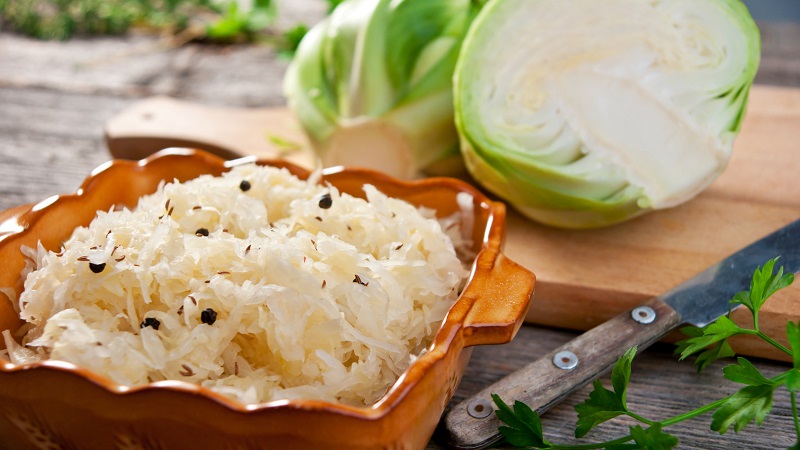 Sauerkraut für Frauen: Was ist nützlich und wann ist es kontraindiziert, wie, in welcher Form und Menge