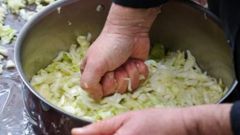 Ist es möglich, Kohl in einem rostfreien Topf zu salzen und zu fermentieren?