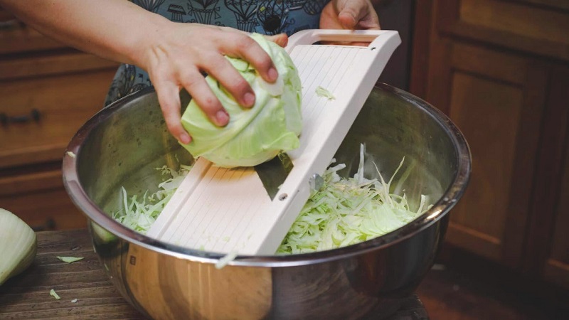 Ist es möglich, Kohl in einem rostfreien Topf zu salzen und zu fermentieren?