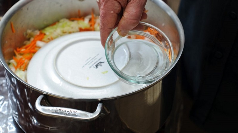 Ist es möglich, Kohl in einem rostfreien Topf zu salzen und zu fermentieren?