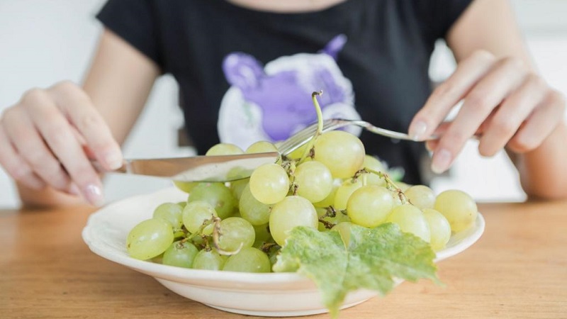 Wir bekämpfen Übergewicht ohne zu verhungern: Ist es möglich, Trauben zu essen, während wir Gewicht verlieren?