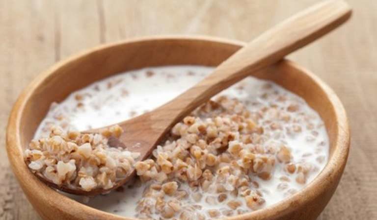 Ist es möglich, Buchweizen mit Milch zu essen: Was sind die Vor- und Nachteile einer solchen Kombination?