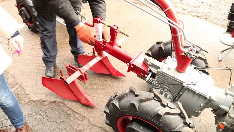 Technik zum Hillen von Kartoffeln mit einem handgeführten Traktor